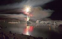 Vuurwerk boven Jokulsarlon van Menno Schaefer thumbnail