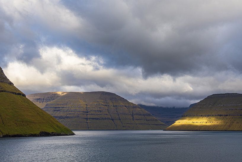 Vue sur les rochers des îles Féroé avec des nuages par Rico Ködder