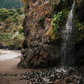 Wasserfall am Sandstrand Madeiras von Dian Schuurkamp