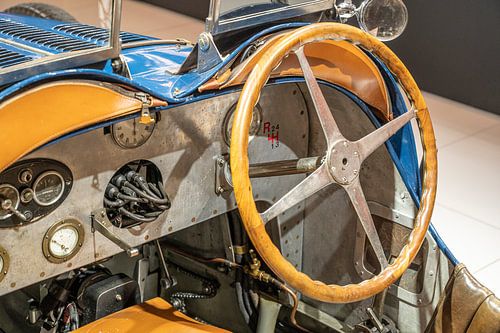 Tableau de bord d'une voiture de course classique Bugatti T35 des années 1920