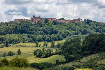 Vergezicht en dorp op heuvel in Bourgogne , Frankrijk