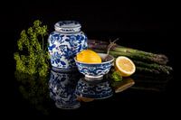 Stilleven, Blue and White China met asperge, citroen en dille