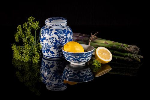 Nature morte, porcelaine bleue et blanche avec asperges, citron et aneth