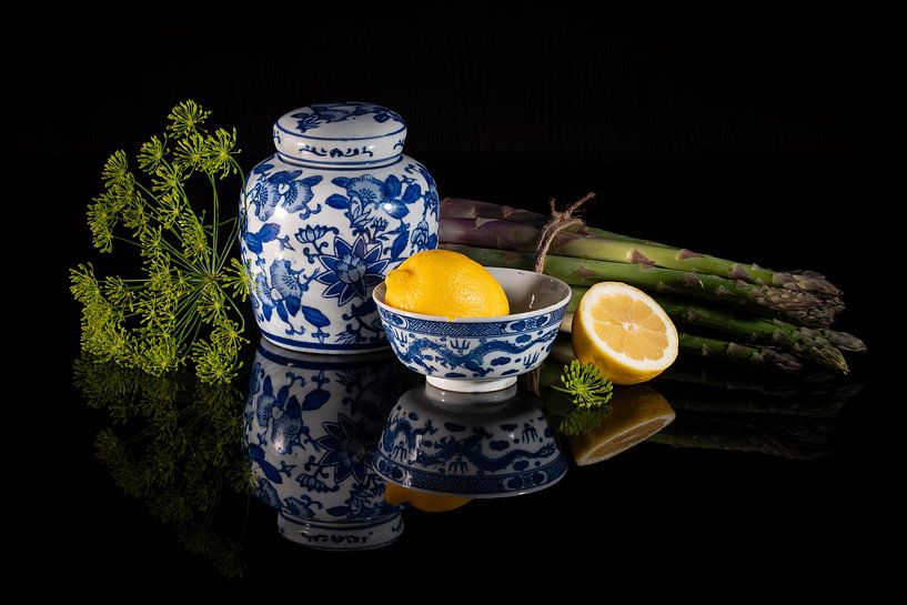 Stilleben, Blau-weißes Porzellan mit Spargel, Zitrone und Dill von Oda Slofstra