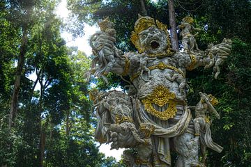 Krachtige Kumbhakarna in Boslicht van Joran Quinten