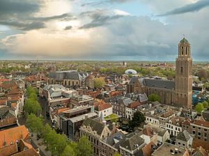 Luftaufnahme der Stadt Zwolle während eines Sonnenuntergangs im Frühling