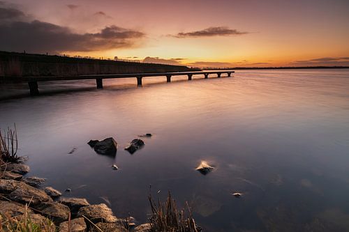 Steiger in het Amstelmeer bij een kleurrijke zonsopkomst