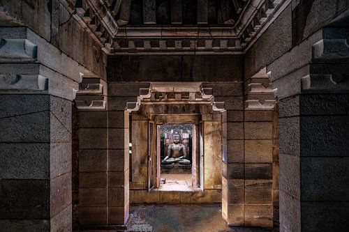Schlankes Design im antiken Tempel