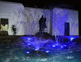 water fontein verlicht met blauwe lighten