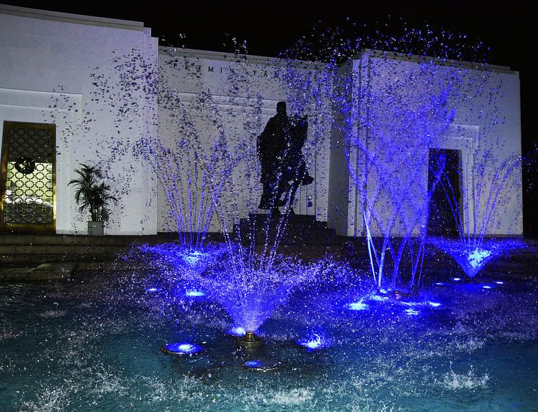 water fontein verlicht met blauwe lighten by Gerrit Neuteboom