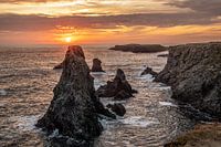 Coucher de soleil derrière les Aiguilles de Port Coton en Bretagne