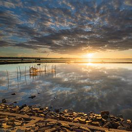Un magnifique lever de soleil avec des nuages à Hue, au Vietnam sur Anges van der Logt