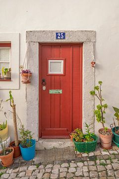 Vintage rode deur nr 25 in Alfama, Lissabon Portugal van Christa Stroo fotografie