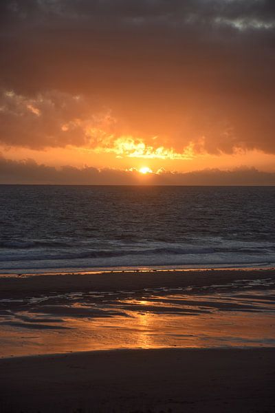La Mer en Feu - zonsondergang aan de Normandische Kust van Ingrid de Vos - Boom