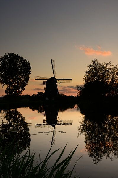 Silhouette einer alten holländischen Windmühle von Michel Knikker
