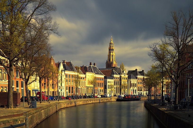 Het Hoge en Lage der A gezien vanaf de Vissersbrug en in de achtergron van R Smallenbroek