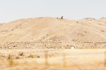 Einsame Wüstenlandschaft im orangen Rauch der Waldbrände