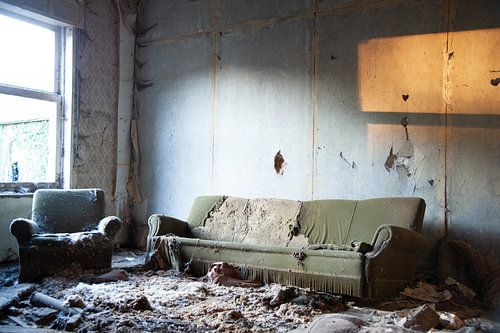 Vervallen pand met invallend warm licht van de avondzon van Lieven Tomme