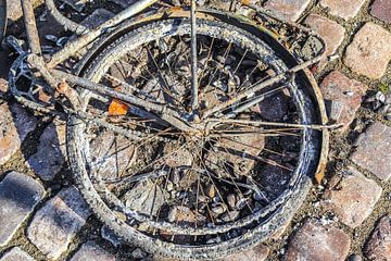 Roestige en vuile fiets uit een watermassa gehaald van MPfoto71