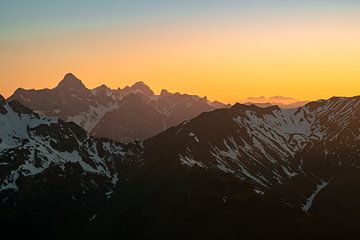 Blick auf die Berge und den Säntis in der Abendsonne von Leo Schindzielorz