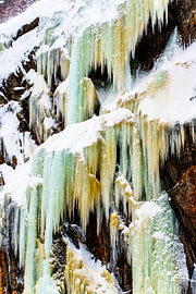 Eiszapfen im Winterlicht