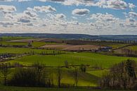 Eys, Zuid Limburg met uitzicht over de heuvels die je het gevoel van Toscane geven van Kim Willems thumbnail