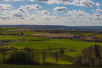 Eys, Zuid Limburg met uitzicht over de heuvels die je het gevoel van Toscane geven van Kim Willems
