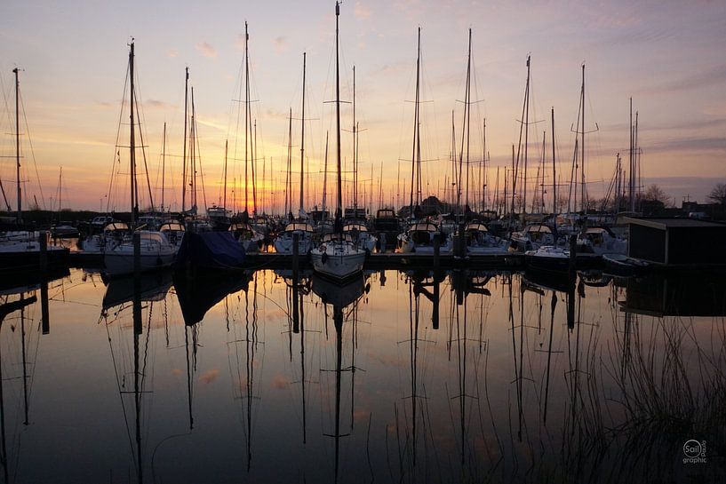 Segelboote im Hafen mit Gegenlicht. von Sailographic Paula