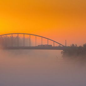 Sonnenaufgang über der John-Frost-Brücke Arnheim von Thijs Vermeer