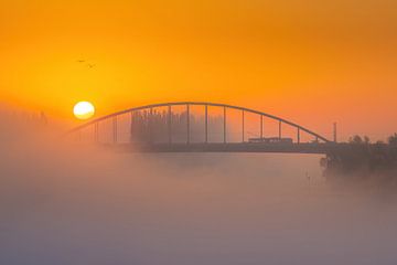 Lever de soleil sur le pont John Frost à Arnhem sur Thijs Vermeer
