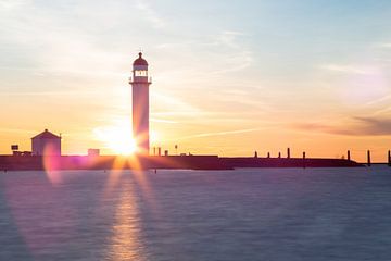 Sonnenaufgang am Leuchtturm von Louise Poortvliet