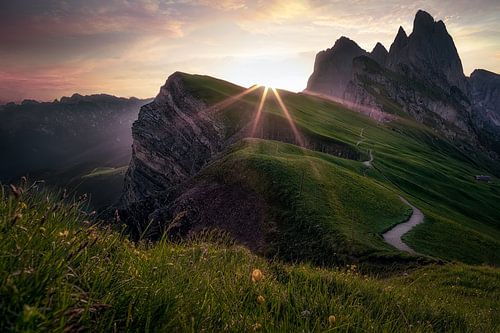 Die Sonne kommt über Seceda - Dolomiten