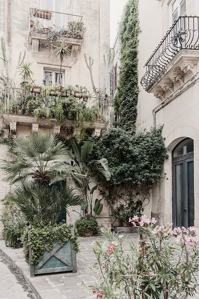 Ortygia in Syracuse: Een Groen Straatbeeld. van Photolovers reisfotografie