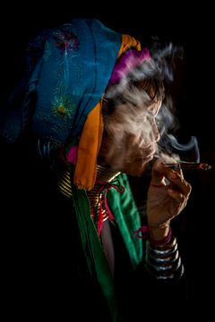 BAGHAN,MYANMAR, DECEMBER 12 2015 - Cheroot rokende oude vrouw in  Baghan. Wout Kok One2expose van Wout Kok