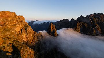 Zonsopgang bij Ninho da Manta - magie boven de wolken van Madeira van Runawayphill