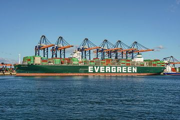 Containerschip Ever Gifted van Evergreen. van Jaap van den Berg