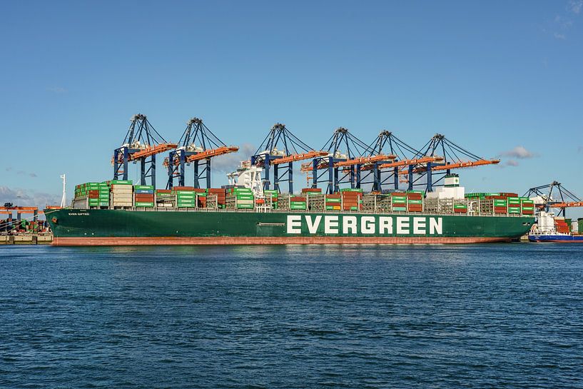 Containerschiff Ever Gifted von Evergreen. von Jaap van den Berg