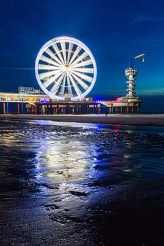 Scheveningen Pier Reuzenrad in de nacht met reflectie op het zand sur Dexter Reijsmeijer