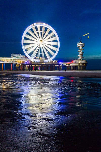 Scheveningen Pier Reuzenrad in de nacht met reflectie op het zand par Dexter Reijsmeijer