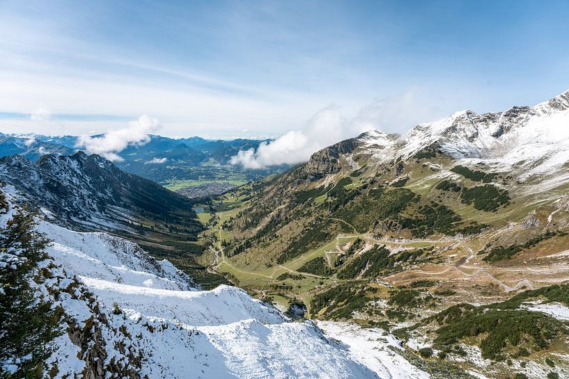 Blick auf das Nebelhorn und das Tal nach Oberstdorf von Leo Schindzielorz