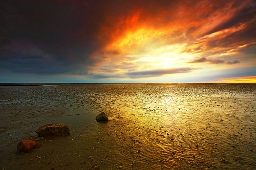 Zonsondergang bij eb in de Waddenzee