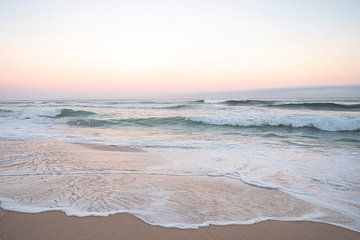 Impression d'art du lever de soleil sur la plage au Portugal - photographie pastel de nature et de v sur Christa Stroo photography