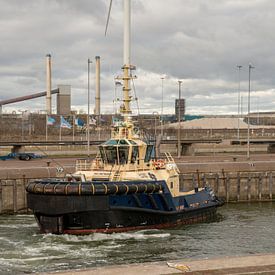 Schlepper in Aktion in der Schleuse von IJmuiden von scheepskijkerhavenfotografie