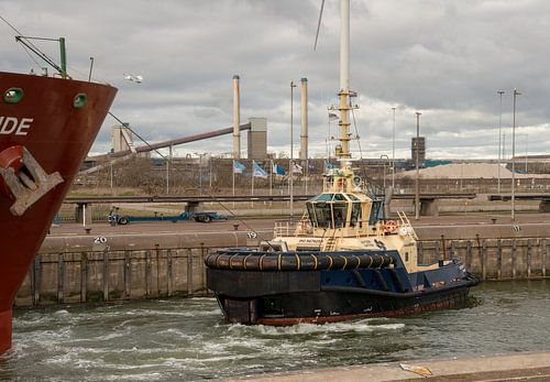 Sleepboot in actie in de sluis bij IJmuiden