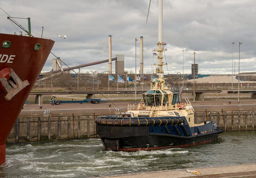 Tug in action in the lock at IJmuiden by scheepskijkerhavenfotografie