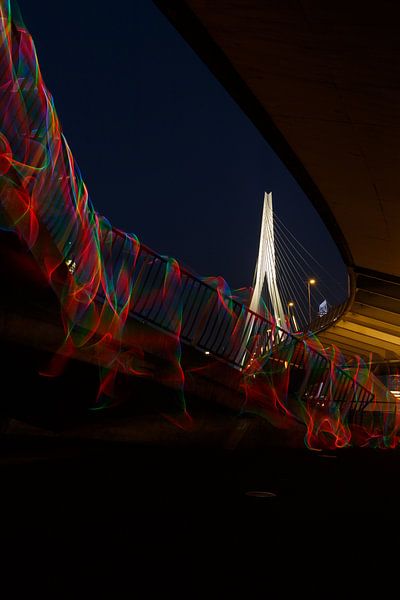 Vallend licht op de trap van de Erasmusbrug. van Licht! Fotografie