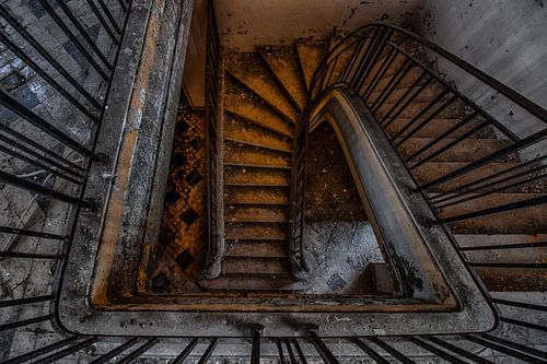 Cage d'escalier dans une usine abandonnée