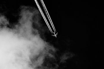 Vliegtuigen met condensatiesporen in de lucht van Thomas Marx