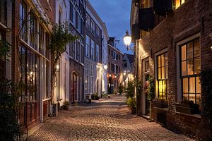 Historische Straße in Deventer während der blauen Stunde
