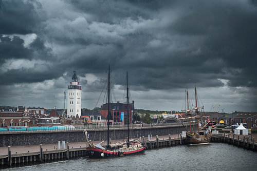 Harlingerhaven onder dreigende Waddenlucht – vuurtoren, kade en oude schepen van Elianne van Turennout